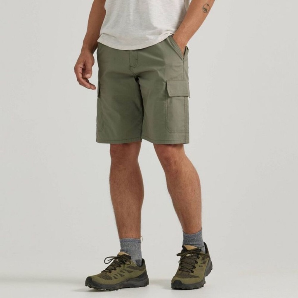 ATG Wrangler Men's Sz:46 olive green Outdoor Flex Cargo Relaxed Fit Short, NWT